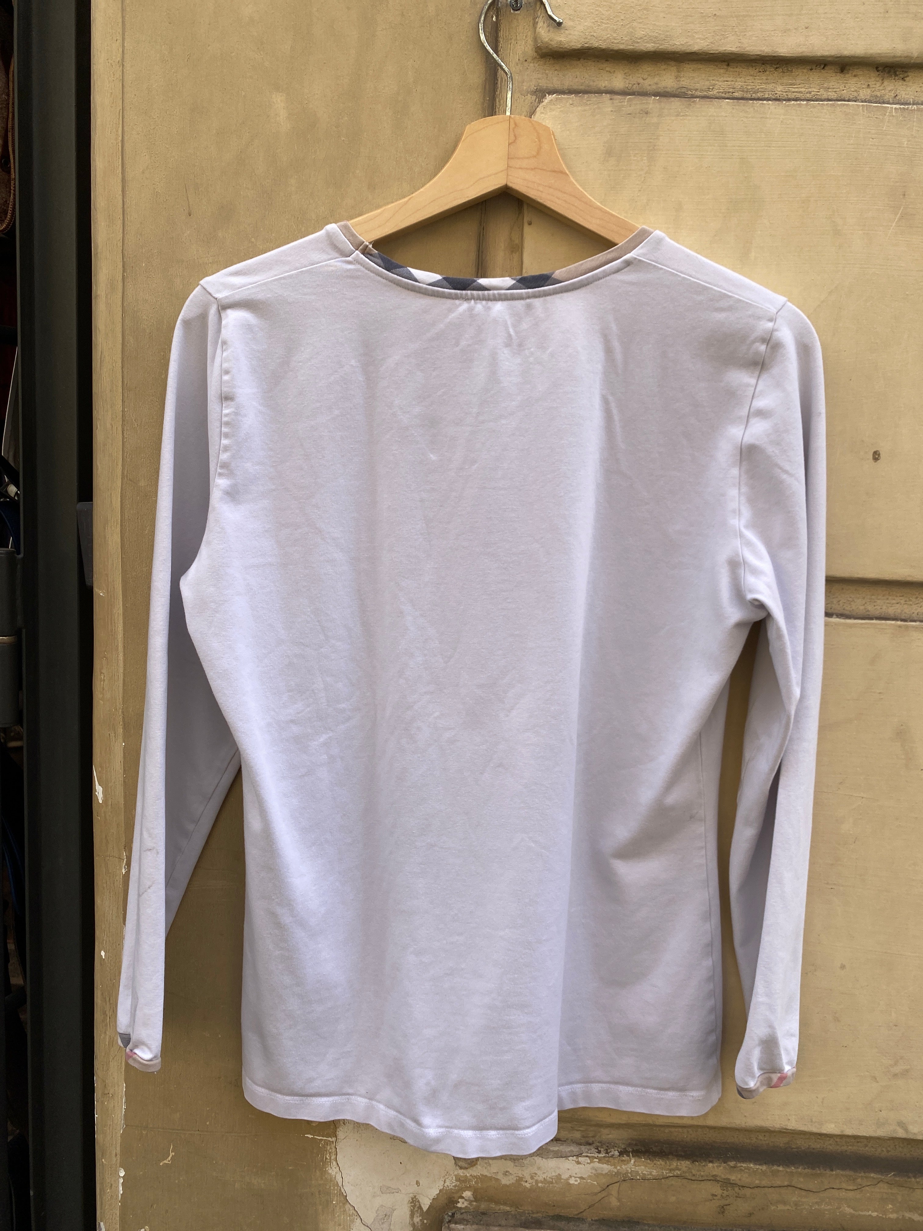 MAGLIETTA A MANICHE LUNGHE CON POLSINI E COLLO A CONTRASTO DA DONNA