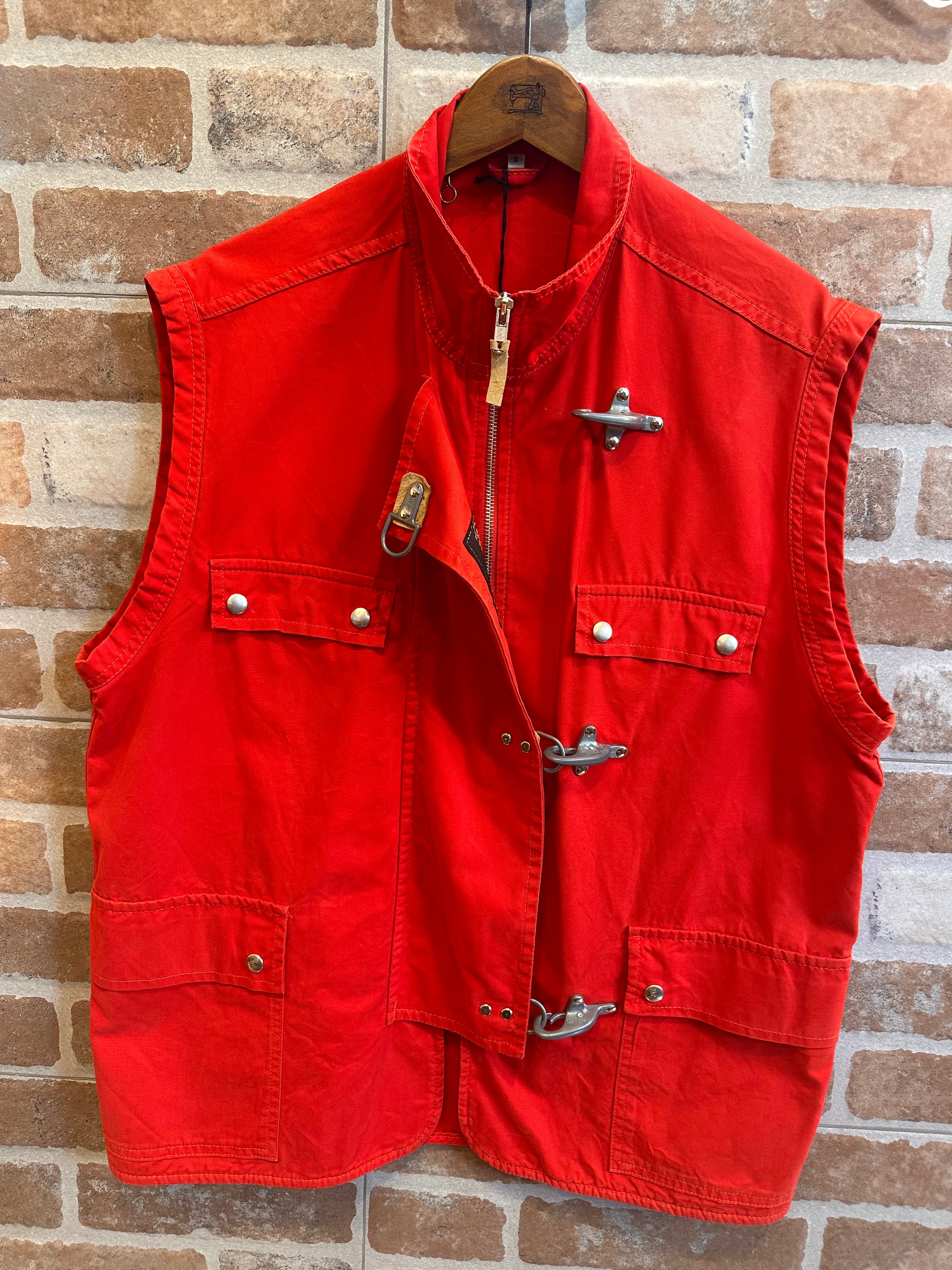 GILET CON QUATTRO GANCI ROSSO DA UOMO