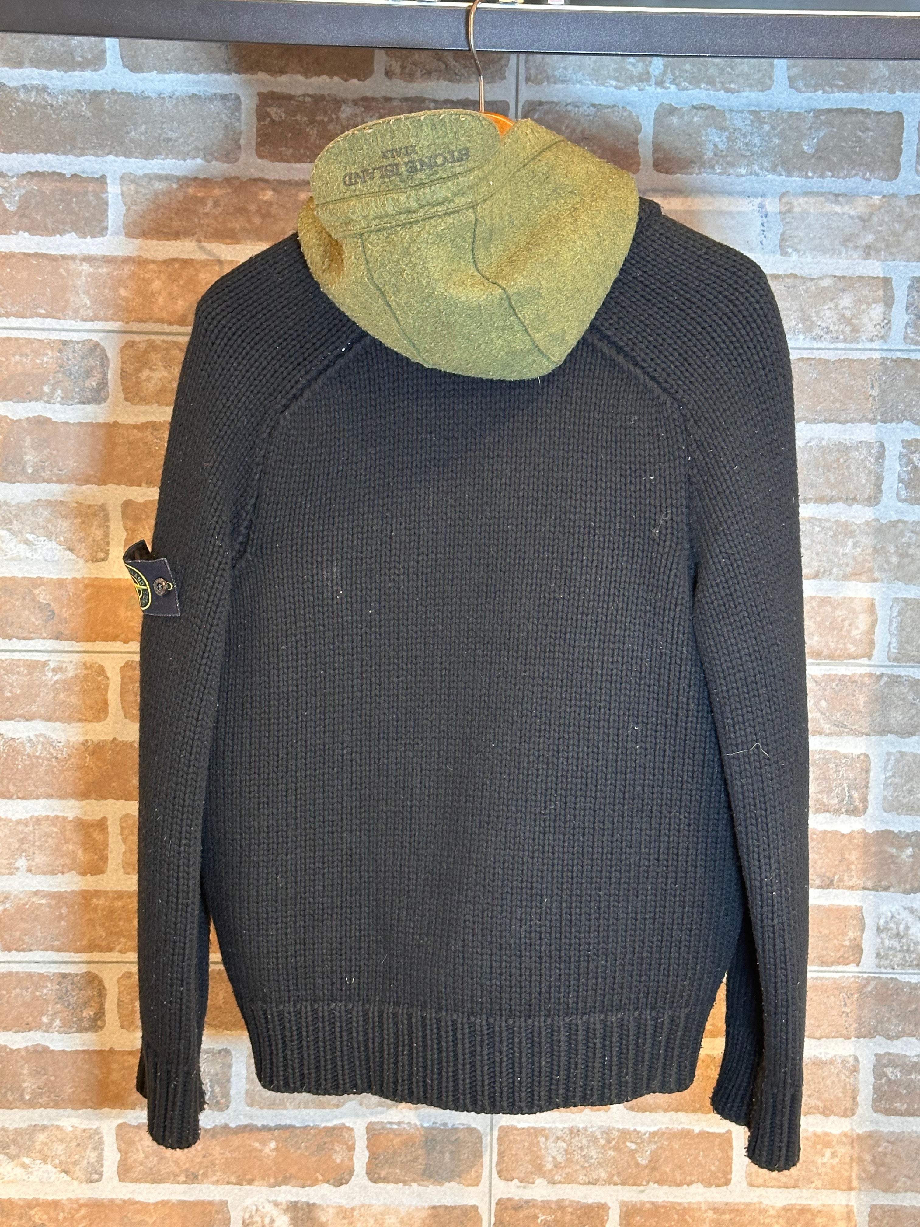 MAGLIONE NERO CON INTERNO VERDE DA UOMO