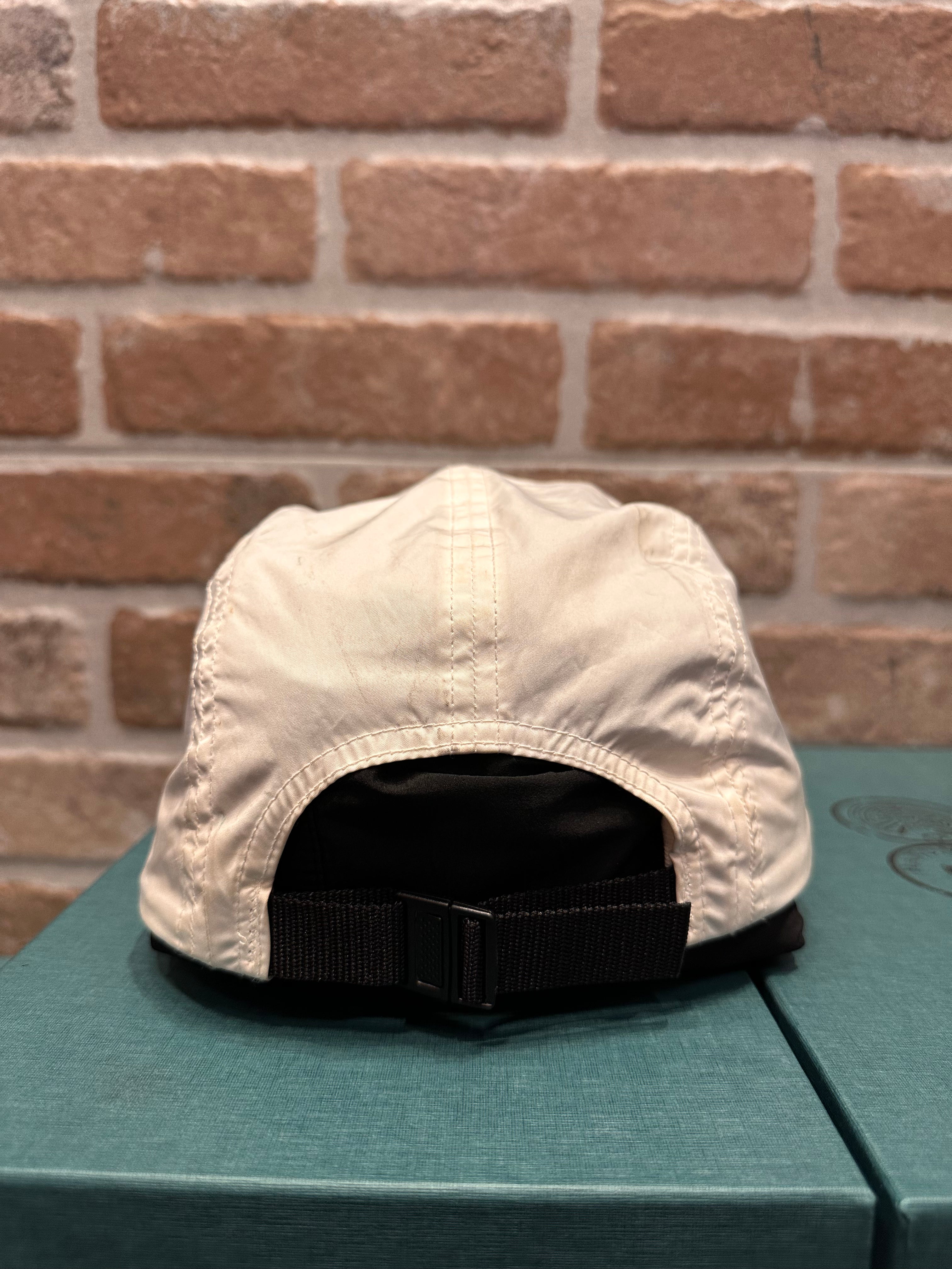 CAPPELLO BIANCO CON VISIERA UNISEX