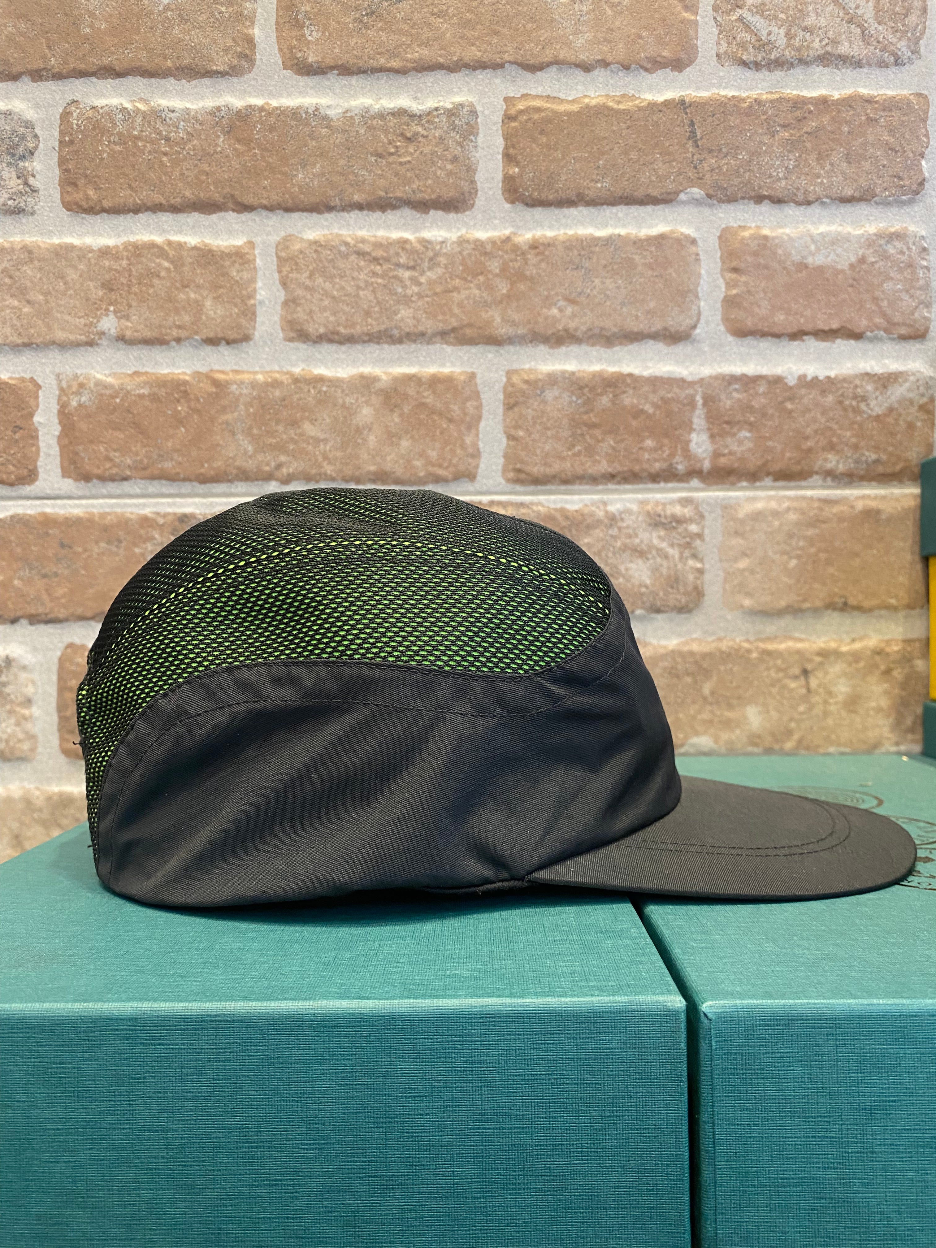 CAPPELLO CON VISIERA VERDE E NERO UNISEX