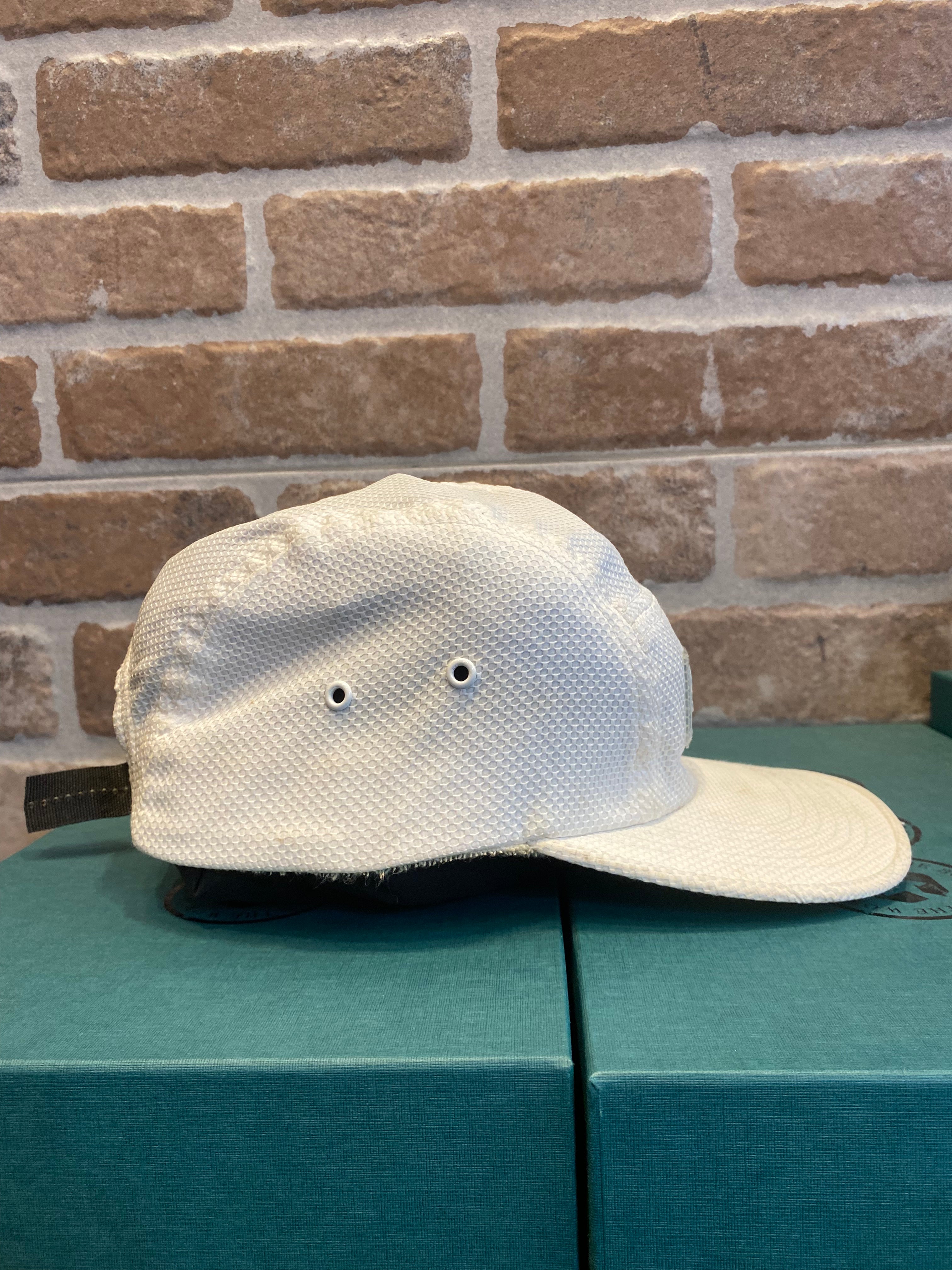 CAPPELLO BIANCO CON VISIERA UNISEX