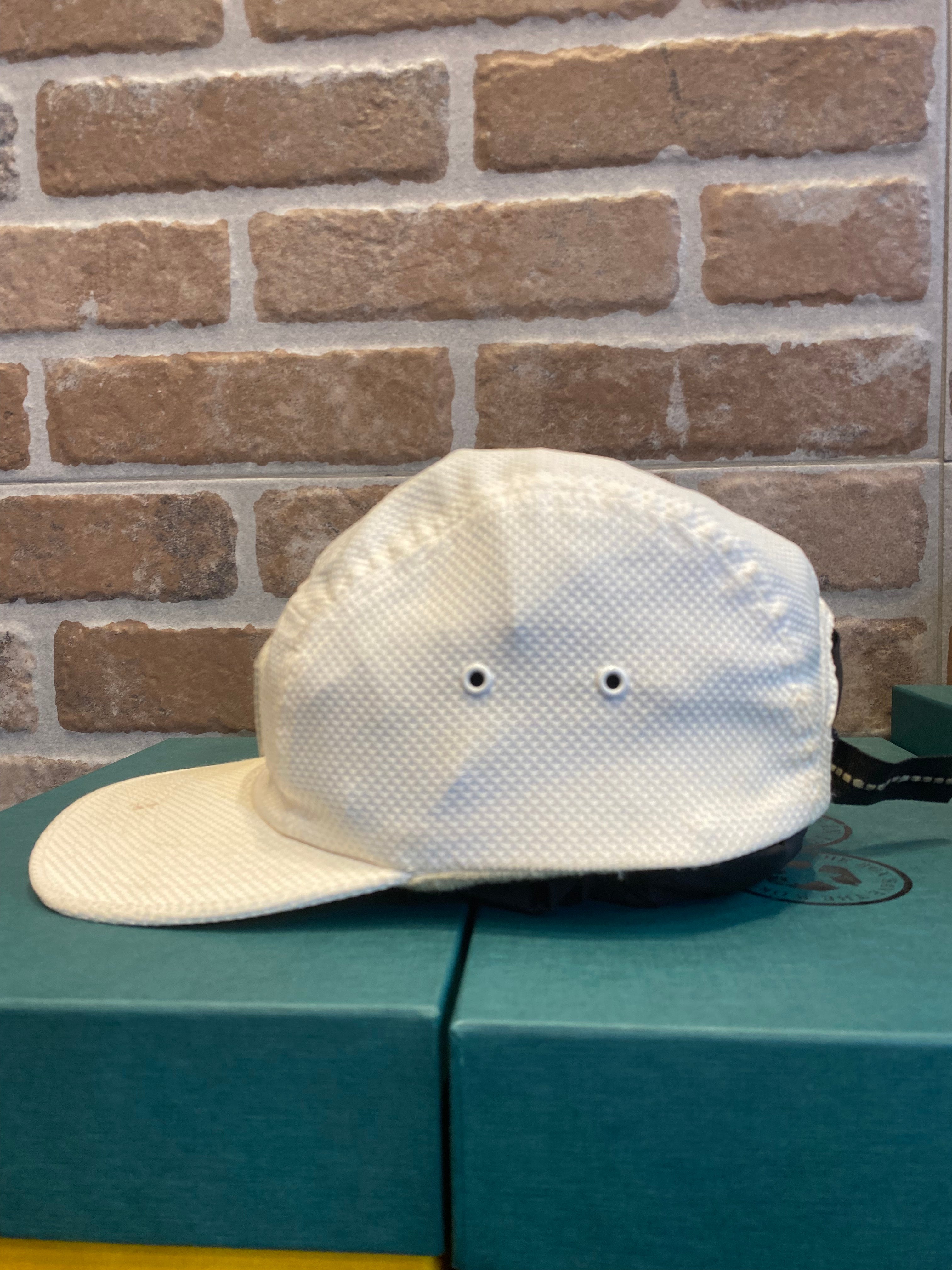 CAPPELLO BIANCO CON VISIERA UNISEX