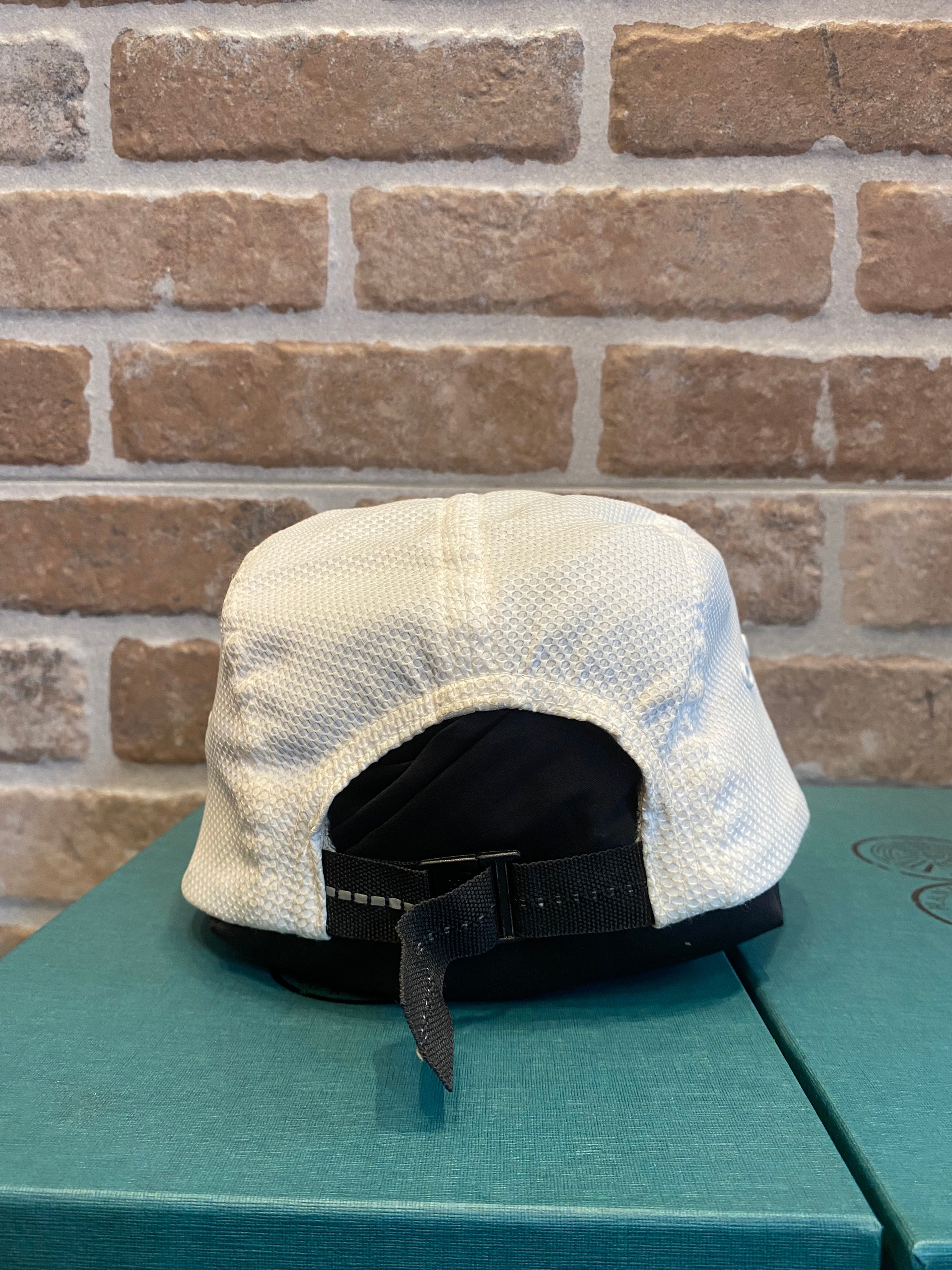 CAPPELLO BIANCO CON VISIERA UNISEX