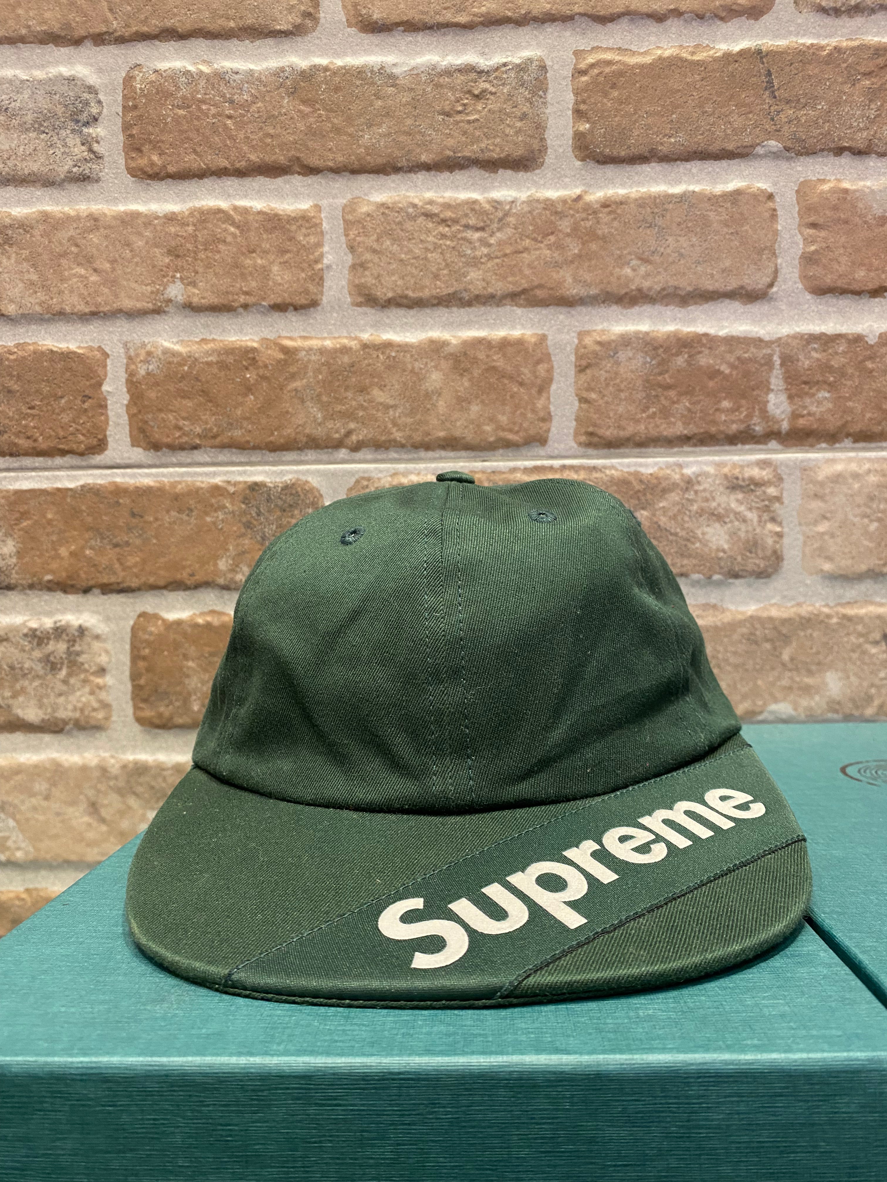 CAPPELLO VERDE CON VISIERA E LOGO UNISEX